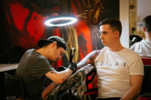 Tatuiruočių rizikos: kaip prižiūrėti ir ką daryti, jei įsimetė infekcija