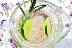 Netradicinio limonado receptas iš visus pakerinčių kvapniųjų levandų: sužavės ir kvapas, ir skonis