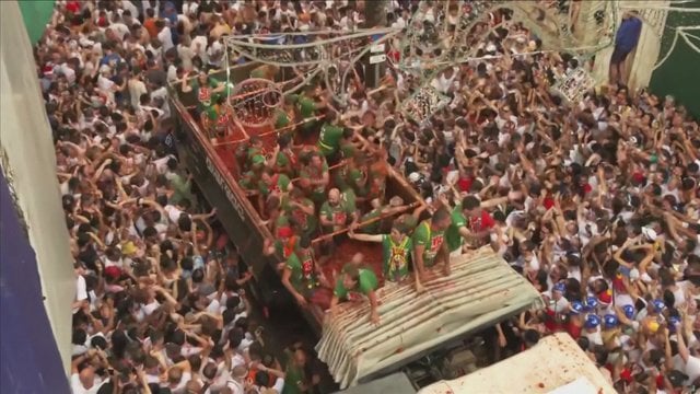 Daugiau nei šimtas tonų pomidorų ir lipimas stulpu dėl kumpio – Ispanijoje praūžė „La Tomatina“ festivalis