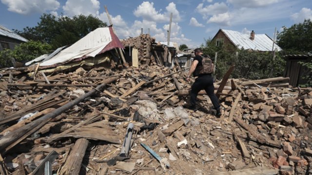 Rusai numetė bombą ant gyvenvietės Donecko srityje: po namo griuvėsiais žuvo šeima