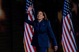 K. Harris grįžta į rinkimų kampaniją ir autobusu keliauja pas svyruojančius rinkėjus