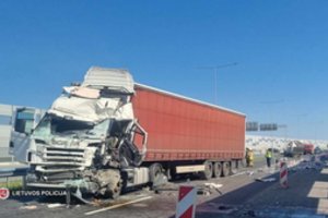 Šalia Marijampolės – gyvybės pareikalavusi tragiška sunkvežimių kaktomuša