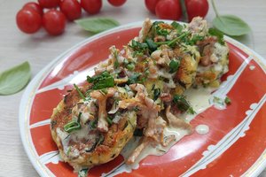 Išbandžiusi pikantiškų varškėčių su grybų padažu receptą klausia: kas pasakė, kad jie turi būti saldūs?