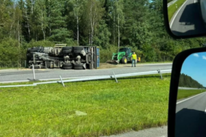 Kelyje Vilnius–Klaipėda – didelė spūstis: sprogus padangai, susidūrė du vilkikai, vienas jų apvirto