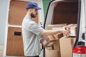 Lietuvos institucijos aiškinasi incidentą: orlaiviais gabentos savaime užsidegančios siuntos