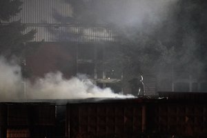 Šiauliuose naktį degė atliekų perdirbimo įmonė: skelbiama, kad pavojus gyventojams negresia