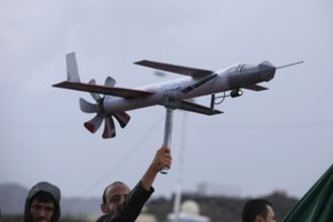 Hučiai Adeno įlankoje vėl apšaudė prekybinį laivą