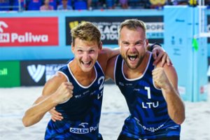 Dramatiškais mūšiais pažymėtame turnyre Varšuvoje Lietuvos paplūdimio tinklininkai – ketvirti