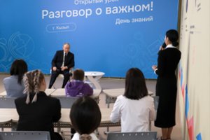 Giminaičius slepiantis V. Putinas atskleidė, kad jo „mažieji šeimos nariai“ laisvai kalba kinų kalba