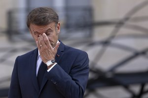 Prancūzijos prezidentas E. Macronas intensyvina pastangas išeiti iš aklavietės dėl premjero posto