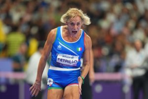 Istorinė akimirka: paralimpiadoje startavo moterimi save laikantis translytis 