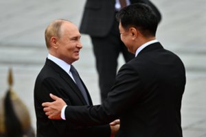 Po skandalingos kelionės į Mongoliją – vyriausybės komentaras: paaiškino, kodėl neuždėjo antrankių V. Putinui