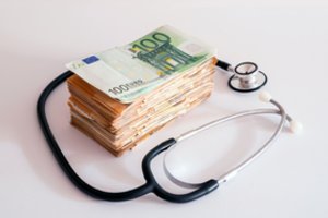 Alytus vilios gydytojus dideliais pinigais: iš karto gaus į rankas fantastišką sumą