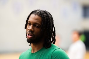 Artimiausius komandos draugus atskleidęs T. Wallace'as pagyrė A. Trinchieri humorą: „Jis – unikalus“