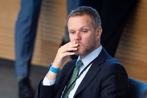 LSDP frakcija kviečia G. Landsbergį pasiaiškinti dėl sekretorei suteikto diplomatinio rango: kelia daug abejonių