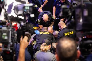 Kruvinos šaudynės JAV mokykloje: 2 mokiniai ir 2 mokytojai – negyvi, suimtas 14-metis įtariamasis