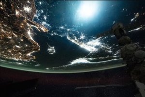 Virš Žemės užfiksavo paslaptingą žalią blyksnį