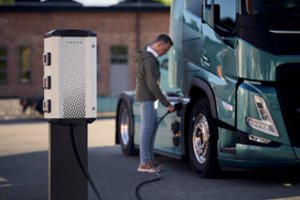 „Volvo“ pristato naują elektrinių sunkvežimių įkrovimo paslaugą