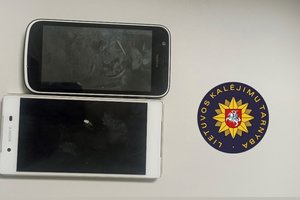 Marijampolės kalėjime kaliniams permesti telefonai vėl pateko į pareigūnų rankas