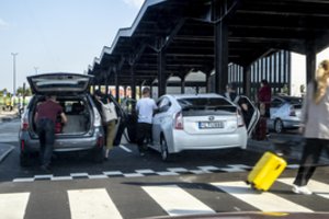 Atnaujinus stovėjimo aikštelę prie Vilniaus oro uosto – vairuotojų rietenos: nemokamo laiko neužtenka