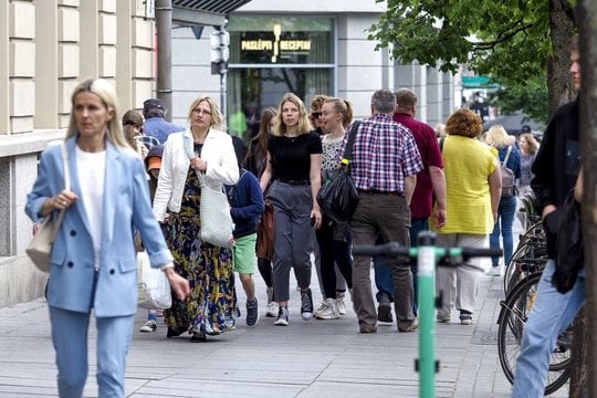 Džiugios žinios lietuviams: laukia krentančios palūkanų kainos ir augantys atlygiai