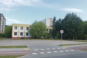 Aikštelė tuščia, bet įvažiuoti ten draudžiama: gyventojai bijo čia palikti automobilius