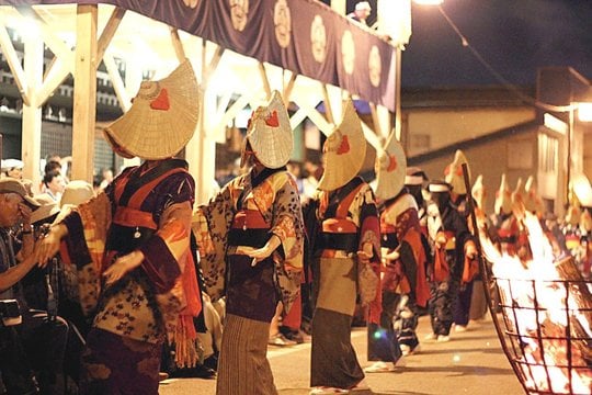 Akimirka iš „Bon Odori“ šurmulio Japonijoje.