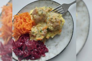 Grietinėlės padaže troškinti žuvies kukuliai: sunku atsispirti