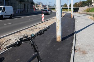 Seni stulpai tako viduryje Vilniuje – ir juokina, ir šiurpina: vilniečiai spėliojo, kam jie palikti