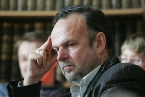 In memoriam Rolandui Rastauskui: pomirtinė kaukė