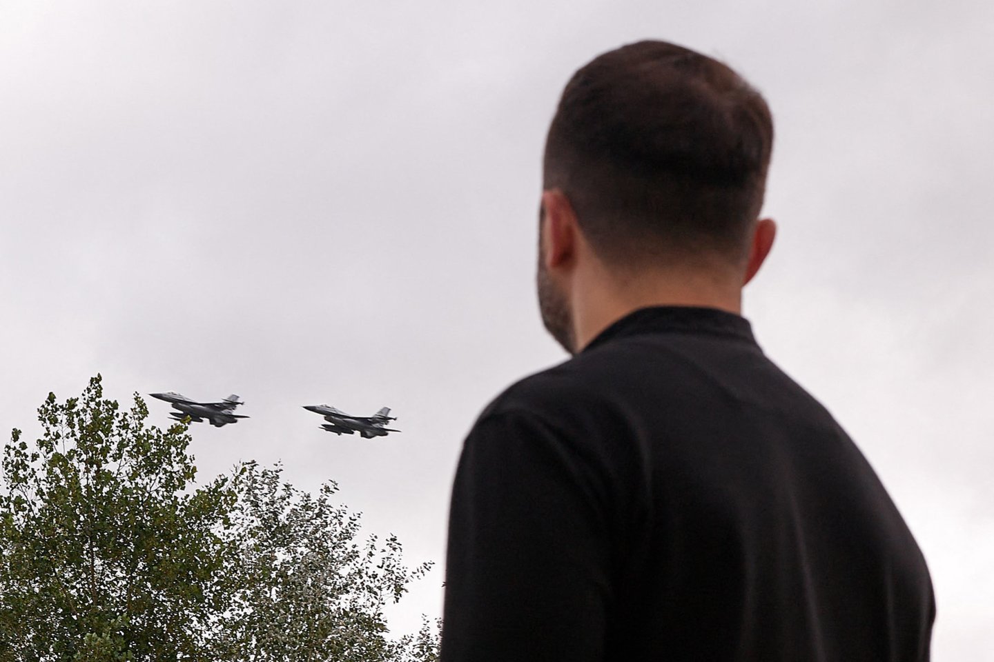 V. Zelenskis stebi skriejančius naikintuvus F-16.<br>AFP/Scanpix nuotr.