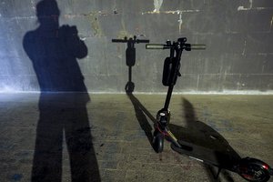 Vilniuje galingas paspirtukas su dviem nepilnamečiais rėžėsi į stulpą – vienas vaikas išvežtas į ligoninę