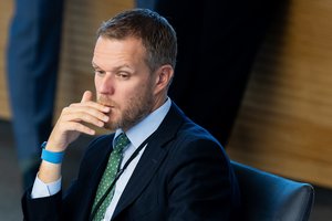 LSDP kviečiant G. Landsbergį pasiaiškinti dėl sekretorei suteikto atašė rango, URM pasiūlė susitikti su ministerijos kanclere