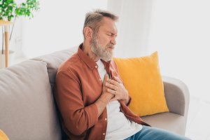 Deginantis skausmas krūtinėje – vienas iš gyvybei pavojingos ligos simptomų