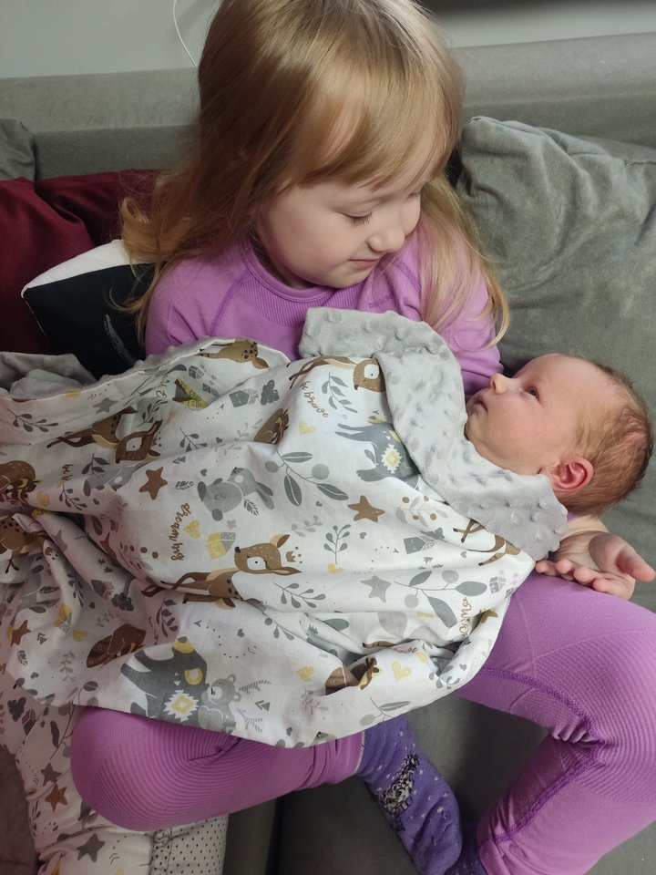 Penkiametė sesutė mielai leidžia laiką su broliuku. <br> Asmeninio archyvo nuotr.