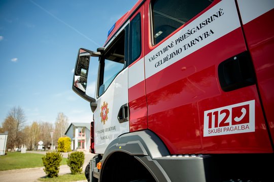 Vilniuje ugniagesiai skubėjo gesinti degančio namo