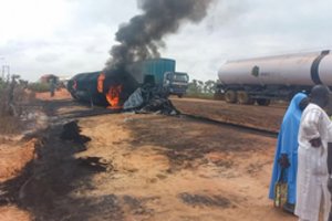 Nigerijoje per avariją sprogus degalų cisternai žuvo mažiausiai 59 žmonės