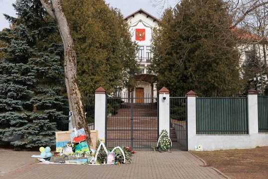 Nuteistas Molotovo kokteilius į Rusijos ambasadą mėtęs vyras: taikiau į teroristų „dvigalvę vištą“ – į herbą