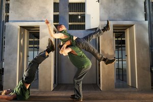 HELIUM užsienio programoje – šiuolaikinio cirko pasirodymai ant stiklo šukių ir net su svarmenimis