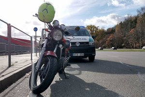 Klaipėdoje automobiliui susidūrus su motociklu, per avariją nukentėjo nepilnametė