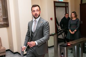 Byla dėl kurstymo smurtauti prieš T. V. Raskevičių: „į laužą“ įmesti parlamentarą siūlęs vyras kaltės nepripažįsta