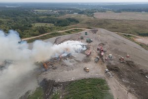 Užgesinus gaisrą Lapių sąvartyne, degusi teritorija užpilta pelenais ir smėliu