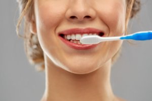 Vaistininkė įvardijo pagrindinę blogo burnos kvapo ir dantų ėduonies priežastį