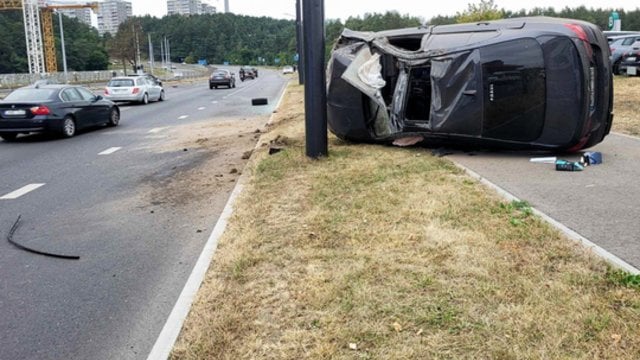 Per plauką nuo tragedijos: draugus vežiojęs girtas jaunuolis su BMW apvirto ir rėžėsi į stulpą