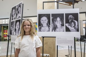 „Mamų unija“ pristatė fotografijų parodą „Gyventi gera“: nuotraukose – vėžiu sergančių vaikų emocijos