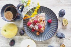 Obuolių ir slyvų pyragas, kurį pagaminsite per 15 minučių: namai pakvips rudeniu