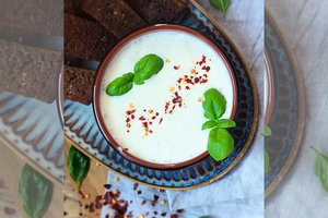 Nepaprastai gardus fetos sūrio padažas: tiks ir prie mėsos kepsnio, ir prie keptos duonos