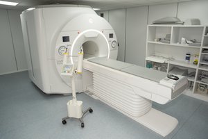 Naujas magnetinio rezonanso tomografas Kauno miesto poliklinikos Kalniečių padalinyje: dvigubai daugiau tyrimų ir dar tikslesnės diagnozės