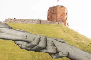 Gedimino kalną papuošė prancūzų menininko freska „Nepaisant sienų“