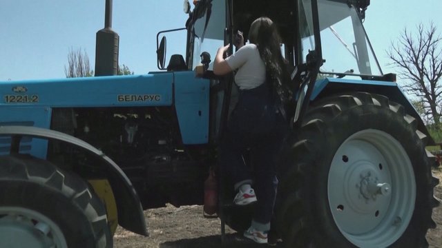 Ukrainos verslai bando kompensuoti darbo jėgos trūkumą: prie traktorių vairų sėda moterys, kviečia paauglius ir senjorus